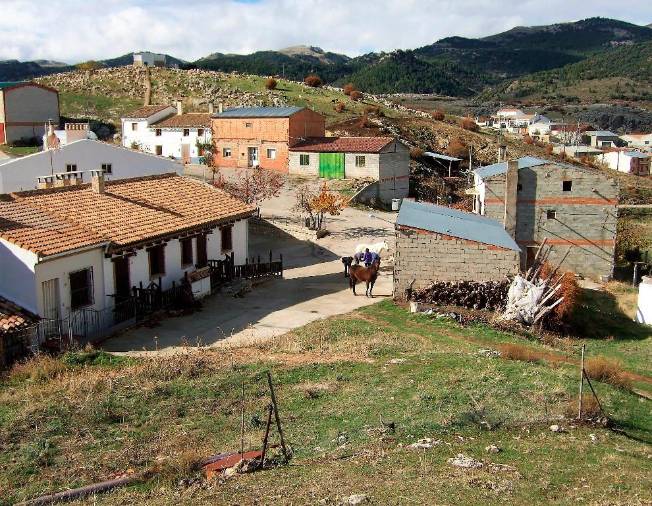 <i>Vista del caserío del Castillico desde la era.</i>