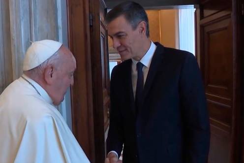 <i>Apretón de manos entre Pedro Sánchez y el Papa Francisco. / Europa Press.</i>