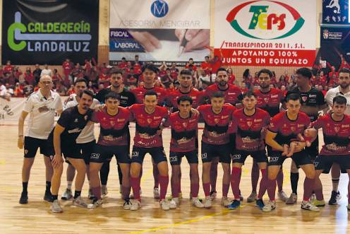 <i>La plantilla del Oleoinnova Mengíbar, antes del partido ante el Xerez Toyota con un Pabellón Sebastián Moya Lorca abarrotado. / Oleoinnova Mengíbar. </i>
