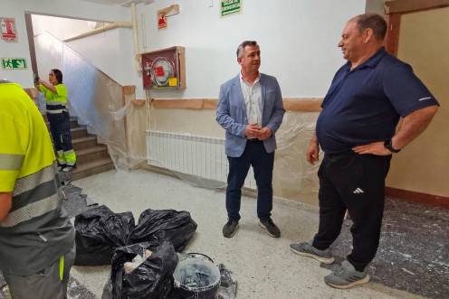 <i>El concejal de Mantenimiento Urbano, Javier Padorno, visita las actuaciones que se llevan a cabo en el colegio Santa Capilla de San Andrés. / Ayuntamiento de Jaén.</i>