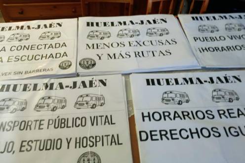 <i>Carteles alusivos al transporte público. / Plataforma Ciudadana por Huelma. </i>
