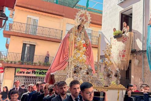 <i>La Victoria a su paso por las calles de la capital. / Ana Isabel Bravo / Diario JAÉN.</i>