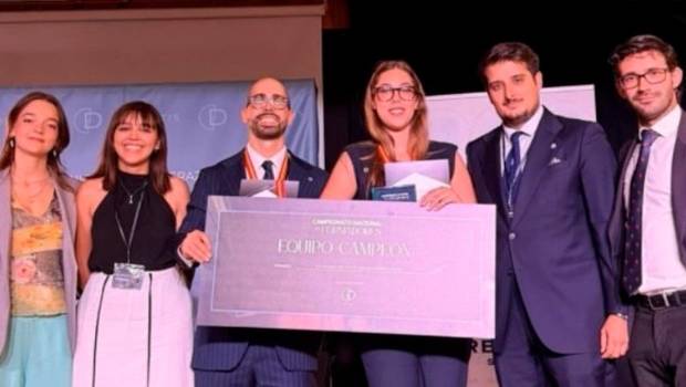<i>Representantes de Aduja recogiendo el premio. / Universidad de Jaén. </i>