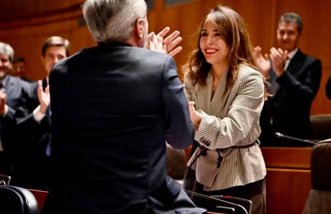 <i>El líder del Partido Popular en Aragón, Jorge Azcón, felicita a la diputada del PP María Navarro tras ser elegida presidenta de las Cortes de Aragón. / Marcos Cebrián / Europa Press.</i>