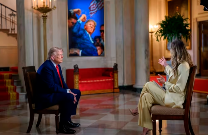 <i>El presidente estadounidense, Donald J. Trump, se sienta con Lara Lea Trump para una entrevista exclusiva para FoxNews. / CASA BLANCA</i>