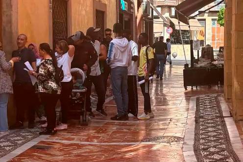 <i>Migrantes hacen cola para sacar cita previa para su regularización a 16 de abril en Jaén. </i>