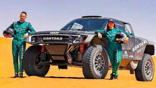 <i>Marc Solà y Cristina Gutiérrez posan con el Santana 400 T1. / Santana.</i>