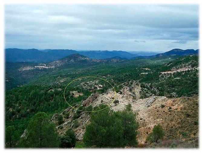 <i>Ubicación de la aldea de La Ballestera vista desde la “Tiná del Tuerto” donde se cruzan la carretera que viene del Yelmo y la nueva carretera de Hornos; al fondo Hoya Morena donde se pasa la noche con el hato.</i>