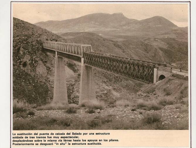 <i>La sustitución del puente de celosía del Salado por una estructura soldada de tres tramos fue muy espectacular, desplazándose sobre la misma vía férrea hasta los apoyos en los pilares. Posteriormente se desguazó “in situ” la estructura sustituida. Fotografía procedente del fondo Blas Miñarro. </i>