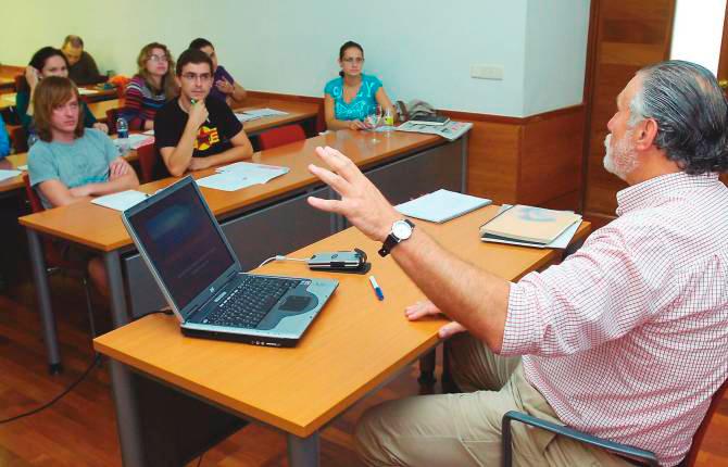 ARCHIVO. <i>Un grupo de alumnos atiende a las explicaciones de un ponente en una edición anterior de los cursos.</i>