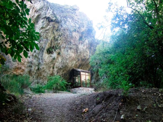 <i>Hornacina de cristal que alberga la imagen del Cristo bajo un abrigo de rocas.</i>