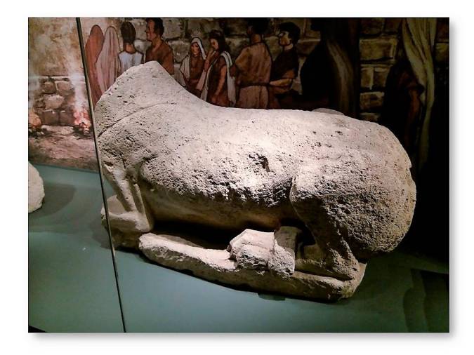 <i>León acéfalo procedente de las excavaciones del yacimiento arqueológico del Pajarillo que se encuentra en el nuevo Museo Íbero de Jaén. </i>