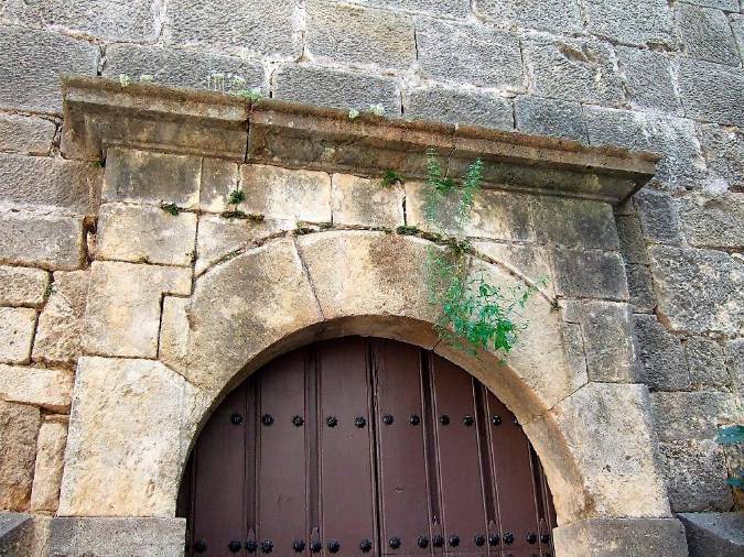 <i>Puerta trasera en la fachada norte del templo, con arco de medio punto sobre dos pilastras. </i>