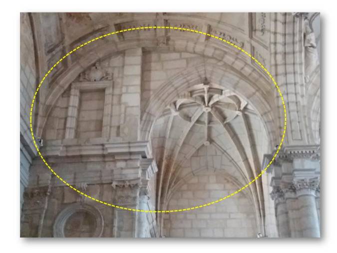 <i>Detalle de la elegante y armoniosa solución que dio el gran maestro Vandelvira para el ensamblamiento de la construcción gótica a la construcción renacentista. </i>