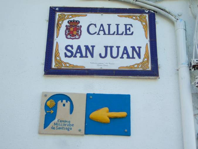 <i>Placa que indica el camino mozárabe de Santiago.</i>