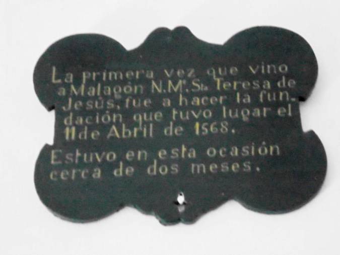 <i>Lápida conmemorativa en el zaguán de la puerta de entrada al monasterio que recuerda la estancia de la Santa Madre. (Monasterio de San José en Malagón).</i>