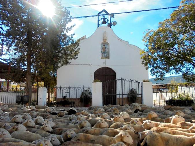 <i>Pasando delante de la ermita de San Isidro en la aldea de El Campillo.</i>