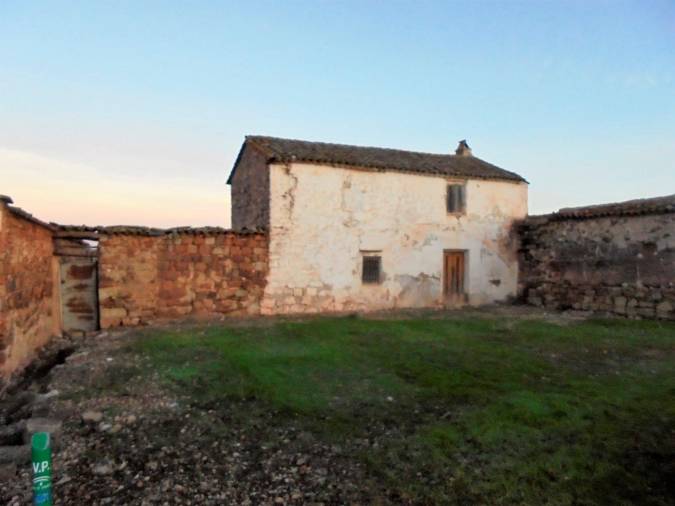 <i>Patio empedrado a la entrada de la Venta de San Andrés (se observa el hito que señala el límite de la Cañada Real).</i>