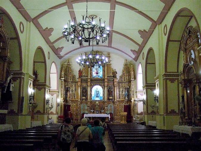 <i>Vista interior del templo desde el coro, al fondo el retablo con la imagen de la virgen de Nazaret patrona de Chiclana. </i>