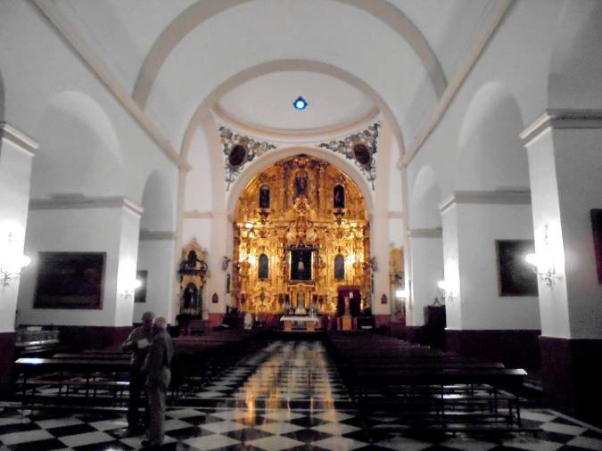 <i>Interiores del templo. Al fondo el retablo mayor.</i>