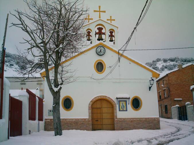 <i>Fachada de la iglesia parroquial de Santa Teresita del niño Jesús en La Matea (Foto: Web Ayto. De Santiago de la Espada).</i>