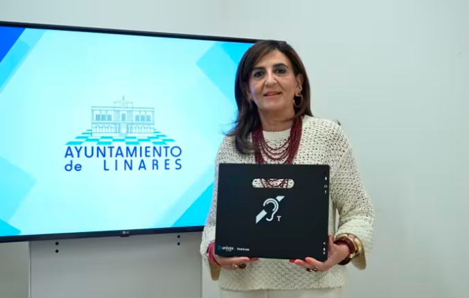 <i>La concejala de Infancia, Familia y Discapacidad, Rosario Jódar, muestra uno de los bucles magnéticos. / Diario JAÉN</i>