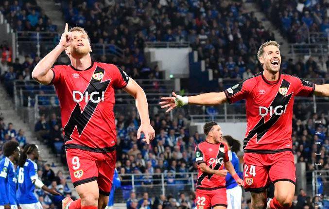 <i>El jugador del Rayo Vallecano Alemao celebra su gol al Estrasburgo. / Twitter Rayo Vallecano</i>
