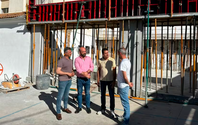 <i>El diputado de Infraestructuras Municipales, José Luis Agea, en su visita a las obras del Centro de Participación Activa de Pozo Alcón, junto con el alcalde poceño, Iván Cruz, y técnicos. / Diario JAÉN</i>