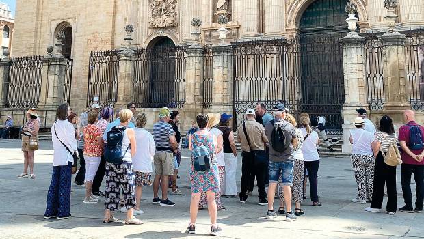 <i>Un grupo de turistas que observa la Catedral y el patrimonio cultural del entorno de la Plaza de Santa María en Jaén capital. / A. Medina / Diario JAÉN.</i>