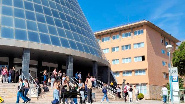 <i>Alumnado en el Campus de Las Lagunillas. Archivo. / UJA.</i>