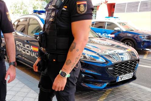 <i>Dos agentes y dos vehículos de la Policía Nacional. / Europa Press. </i>