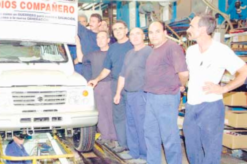 <i>Los trabajadores despiden el vehículo con un cartel elaborado para la ocasión. / Archivo Histórico de Diario JAÉN.</i>