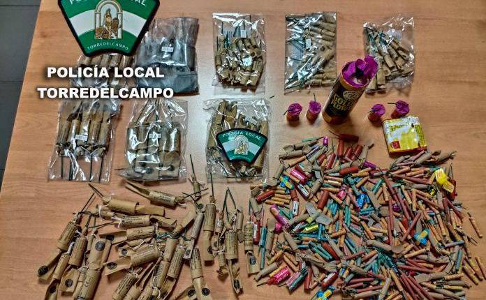 POLICÍA. <i>Los petardos y artefactos explosivos incautados por los agentes y con los que los jóvenes pretendían celebrar Halloween.</i>