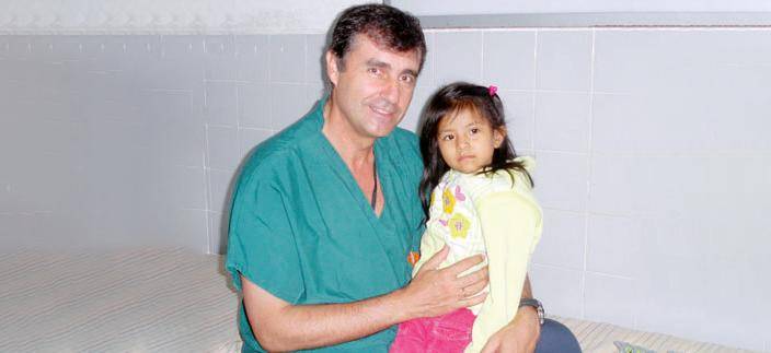 <i>Año 2002. Antonio Gómez Ortega, con una paciente, en la primera expedición a la ciudad guatemalteca de Quesada, con la oenegé Quesada Solidaria, presidida por Basilio Dueñas. / Archivo Histórico de Diario JAÉN.</i>