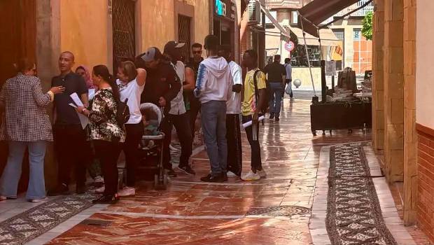 <i>Migrantes hacen cola para sacar cita previa para su regularización a 16 de abril en Jaén. </i>