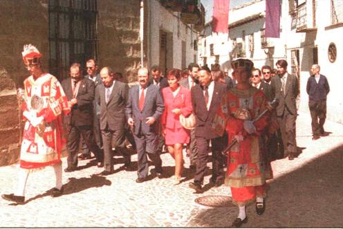 <i>La comitiva del hermanamiento, con autoridades locales, autonómicas y nacionales, recorre una de las calles del centro histórico de Baeza. / Archivo histórico Diario JAÉN. </i>