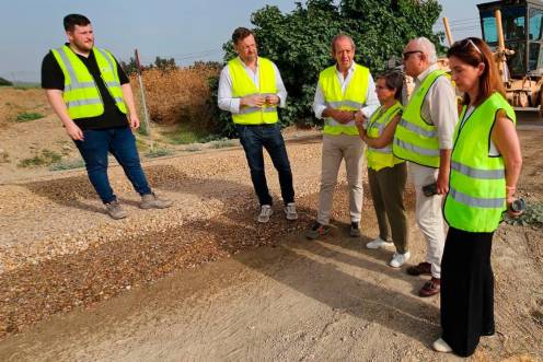 <i>Soledad Aranda visita una de las obras que se llevan a cabo en más de una decena de caminos rurales de Andújar, junto al alcalde, Francisco Carmona. / Junta de Andalucía.</i>