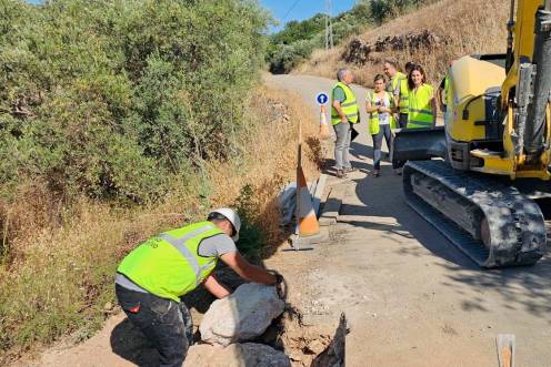 <i>Soledad Aranda visita las obras de la vía del Pilar de la Hiedra en Villanueva del Arzobispo. / Junta de Andalucía. </i>
