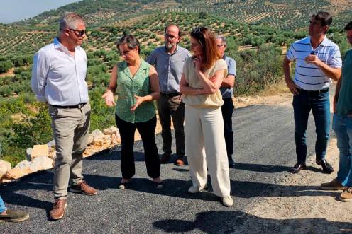 <i>Soledad Aranda, acompañada del alcalde del municipio, Emilio Torres y de los encargados de las obras. / Junta de Andalucía. </i>