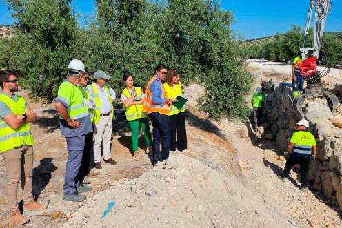 <i>Soledad Aranda visita las obras del camino de Fuerte del Rey a Grañena. / Junta de Andalucía.</i>