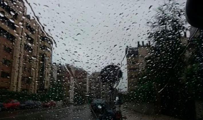 <i>Archivo - Gotas de agua se deslizan en el cristal de un vehículo. </i>
