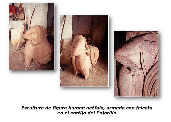 <i>Esculturas de figura humana acéfala armada con falcata.</i>