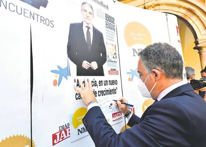 <i>Elías Bendodo firma el cartel anunciador del encuentro. </i>