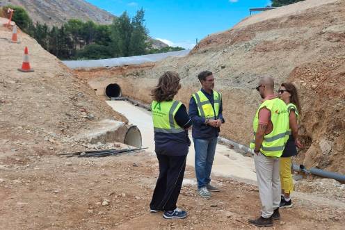 <i>El delegado de Fomento y Movilidad, Miguel Contreras. visita las obras de la carretera A-6050. / Junta de Andalucía. </i>