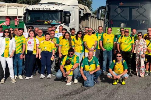 <i>Los aficionados del Jaén Paraíso Interior posan delante de los autobuses en un receso en el viaje.</i>