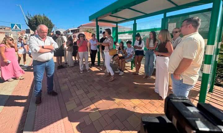 <i>Estudiantes y familiares en la parada del autobús en la manifestación por el transporte escolar en Sorihuela. </i>
