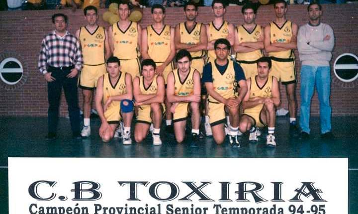 CONJUNTO. <i>Plantilla y cuadro técnico del CB Toxiria que conquistó el título de campeón provincial sénior en 1995.</i>