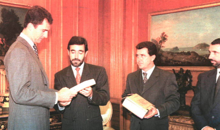 <i>Felipe López hace entrega del libro en presencia del diputado de Cultura, Juan Fernández, y del portavoz del Partido Popular en la Corporación Provincial, Francisco Armijo. / Archivo Histórico de Diario JAÉN.</i>