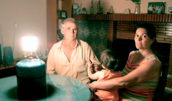 <i>Alfonso Sánchez Jiménez y Matilde García Pérez, junto a su sobrina, en el salón de su vivienda. / Archivo Histórico de Diario JAÉN.</i>
