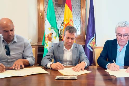 <i>José María Cano, Julio Millán y Blas García, en la firma del acuerdo. / Ayuntamiento de Jaén. </i>